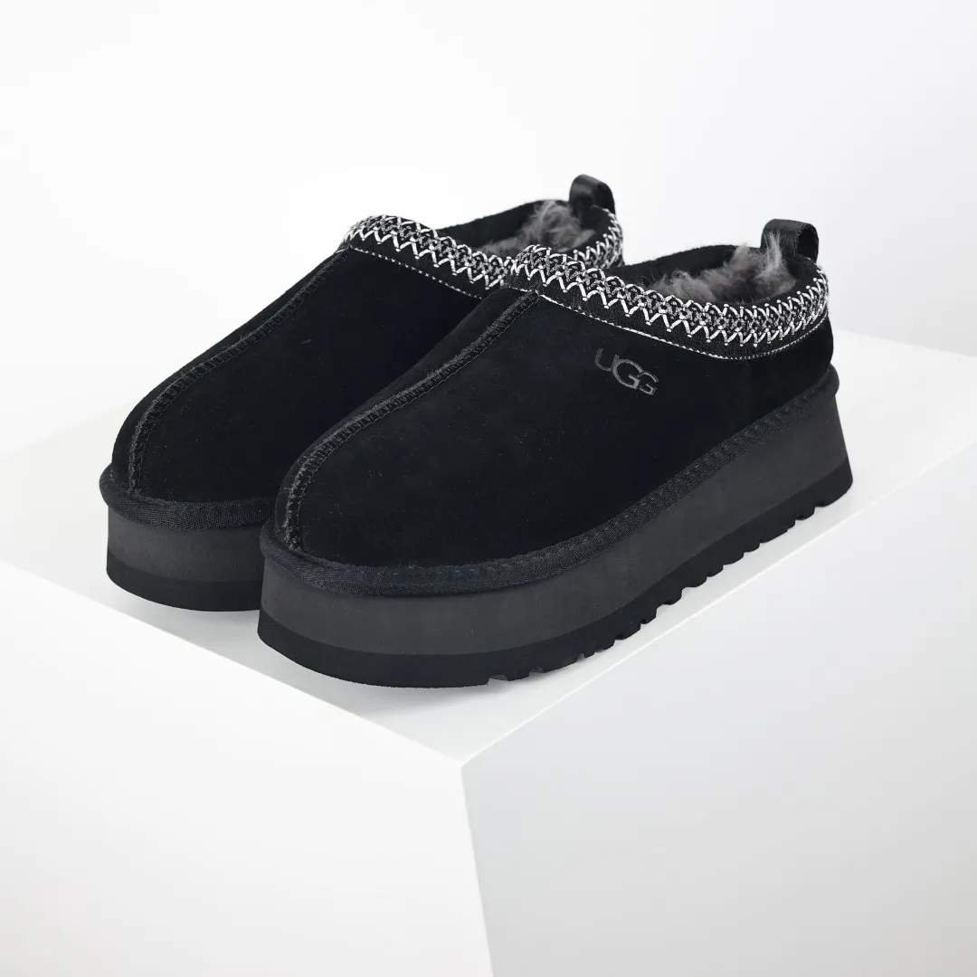 Pick up locally 💰460 The core recommendation is good price E4 UGG Tats series thick model Muller style toe-cap 5CM half slippers Ethnic style autumn and winter snow boots High-quality sheepskin fleece insulation and heat lock Made of TPU molded suede upper material Built-in artificial curly wool plush lining and 10mm UGGPURE™ implanted wool lining and removable UGGPURE™ implanted wool insole Lightweight, non-slip and comfortable rubber outsole with brand logo and trademark. Comes with complete packaging. Size: 35 36 37 38 39 40. It is recommended to choose one size larger.